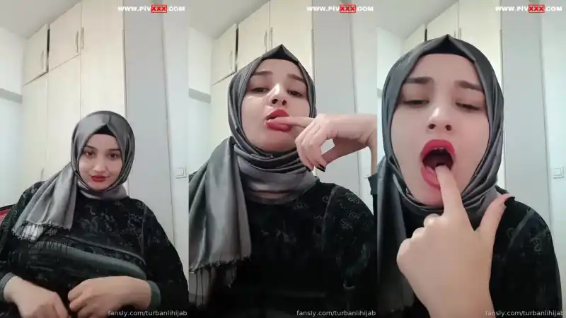Türbanlı sevim dilini çıkarıp parmağını yalayarak azdırıyor : türbanlı porno twitter (Full İzle)