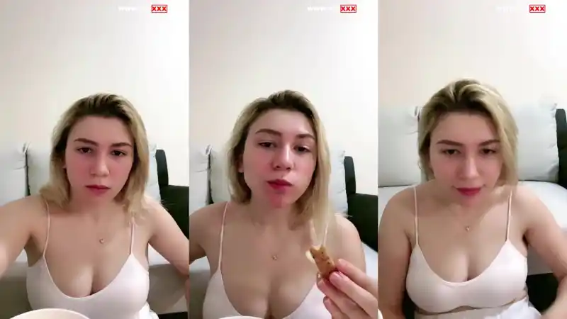 türbanlı sex: Study sarışın hatun yemek yerken dekolte şov yapıyor [Bedava]