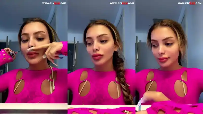 türbanlı türk porno: Celine tango pembe kıyafetle saçını örerken poz veriyor [Full İzle]