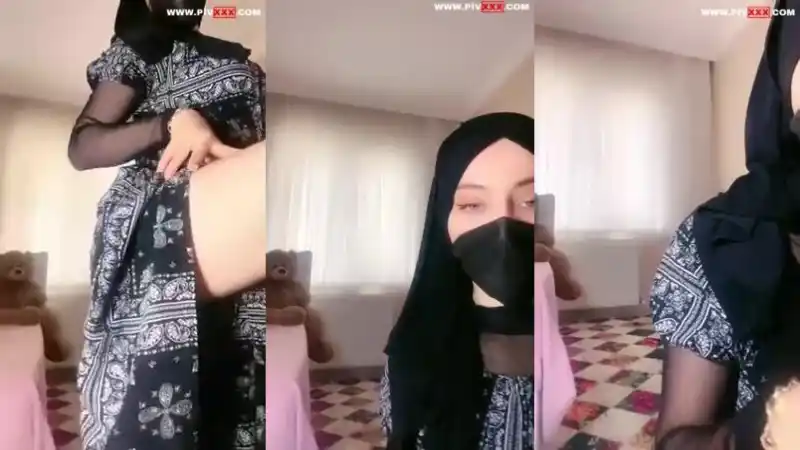 türbanlı türk pornoları: Türbanlı boncuk tangoda memelerini açıp kameraya bakıyor [Full İzle]