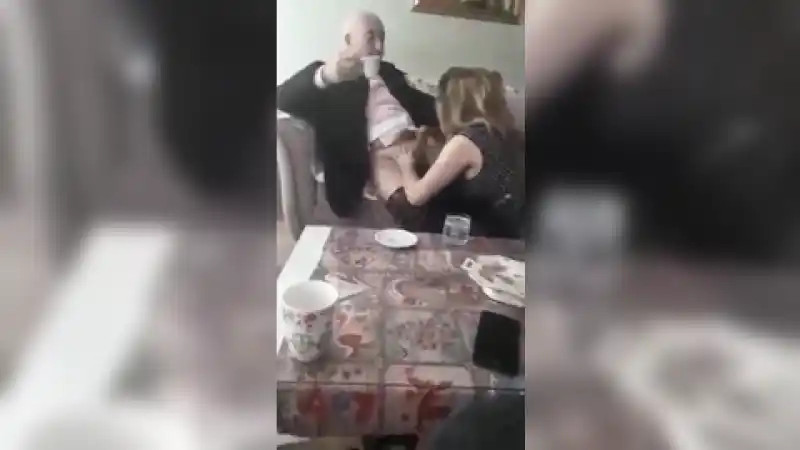 türbanlı twitter: Konyalı zengin adama kendini siktiren olgun kaltak Türk ifşa hub [HD]