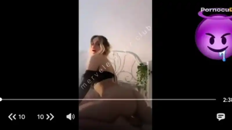 türk porno türbanlı: Gizem bağdaçiçek dildoyla twerk atıyo Türk ifşa porn [Full İzle]