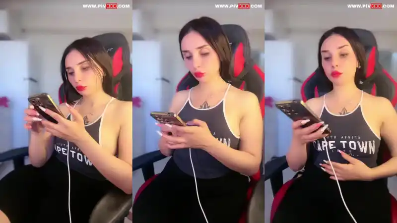 türk porno türbanlı: Rahibe tango telefonla oynayıp boynunu okşuyor [Sansürsüz]
