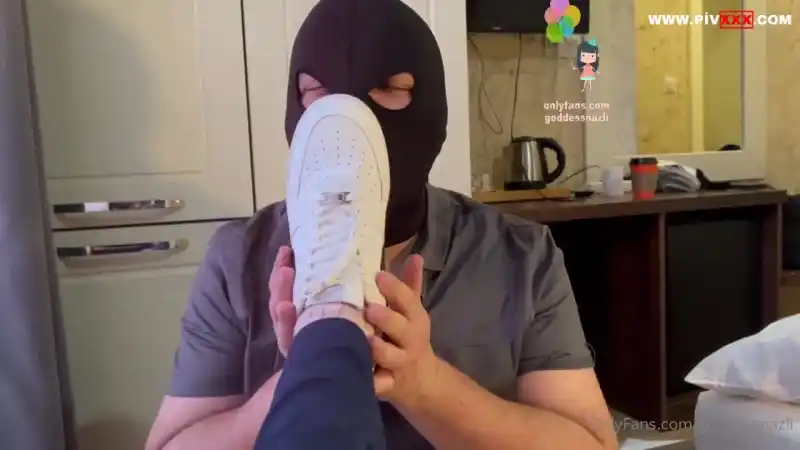 Yeni̇ ayakkabimin sokakta leş gi̇bi̇ olan tabanlarini öylece birakamazdim 1 – Sansürsüz porno türbanlı