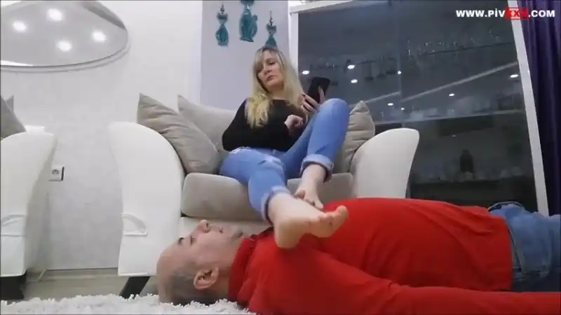 Yere uzan ve ayak tabanlarımı öp – Sansürsüz türk porno