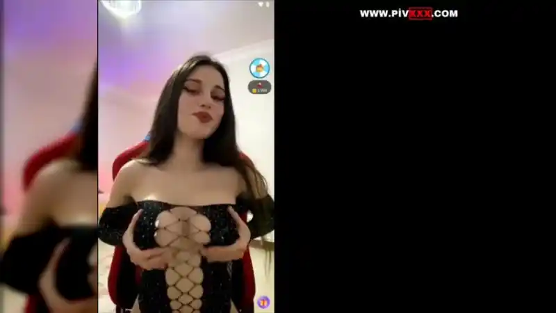 Zeynepiksy canlıda memelerini okşayıp içki içiyor – Yeni 2026 porno türbanlı